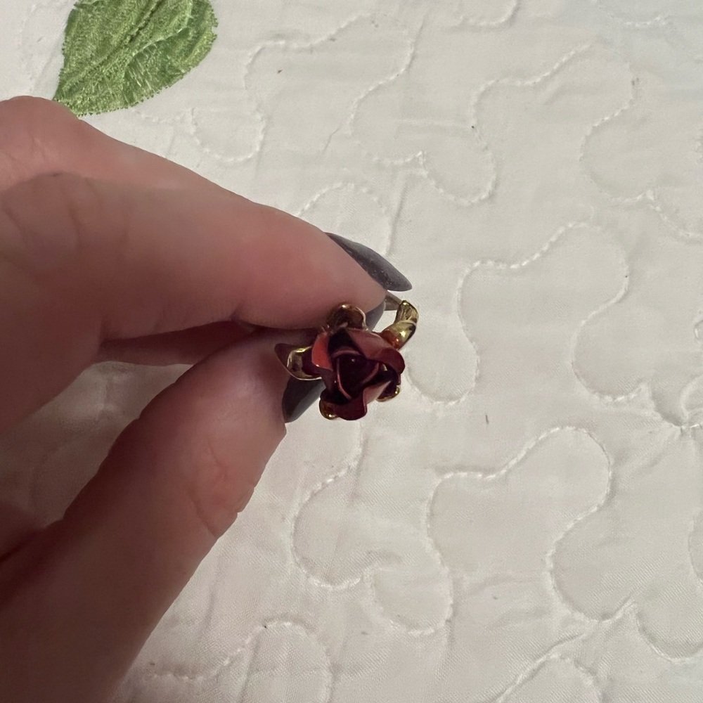 Red Rose Brooch 🌹 - Picture 3 of 4